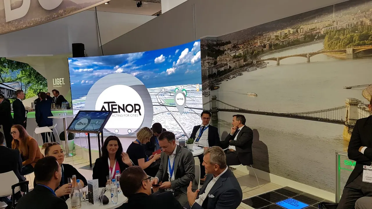 The Budapest stand’s curved LED wall with the 3D city model and the touch table