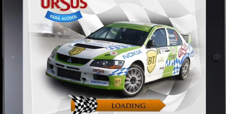 A szponzorált rallyautó az alkalmazás betöltő képernyőjén